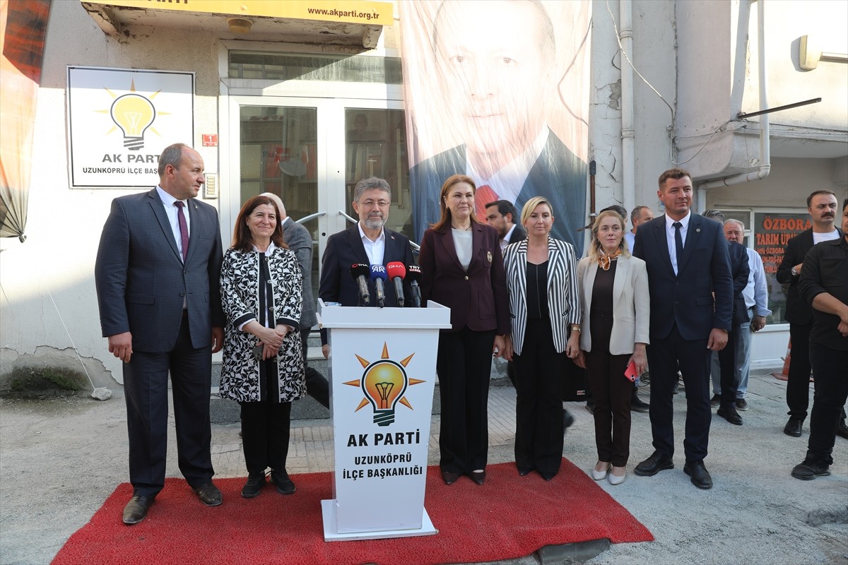 Tarım ve Orman Bakanı İbrahim Yumaklı, Edirne'de AK Parti Uzunköprü İlçe Başkanlığını ziyaret...