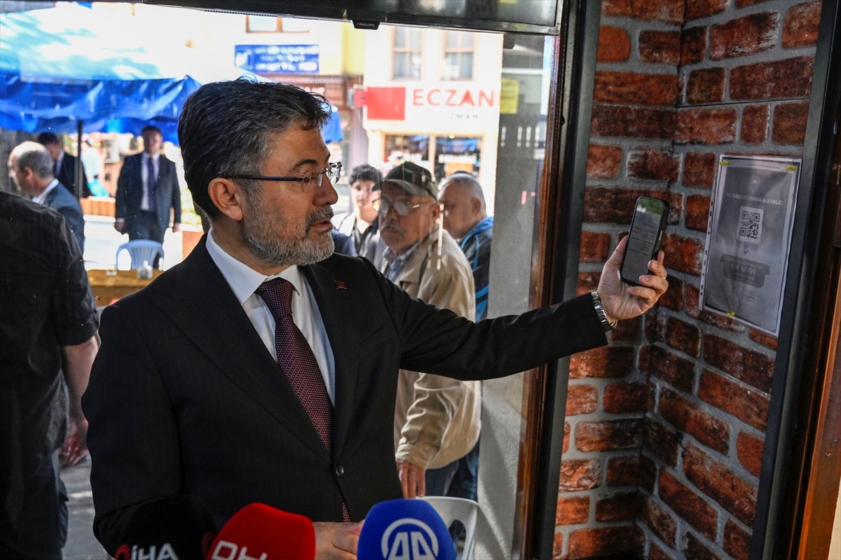 Tarım ve Orman Bakanı İbrahim Yumaklı, "Türkiye Yüzyılı Buluşmaları" kapsamında Şile'de esnaf...
