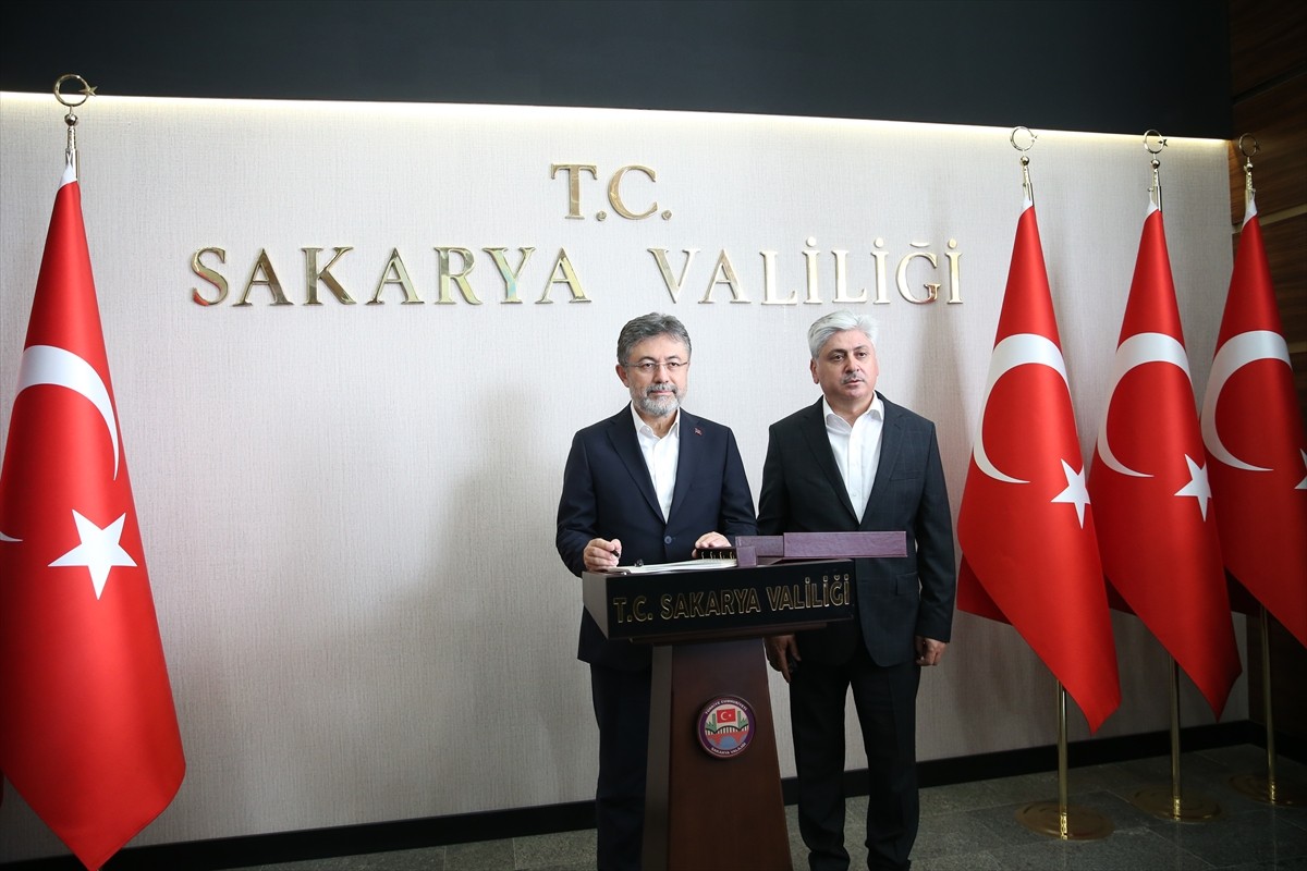 Tarım ve Orman Bakanı İbrahim Yumaklı, Sakarya Valiliği'ni ziyaret ederek şeref defterini...