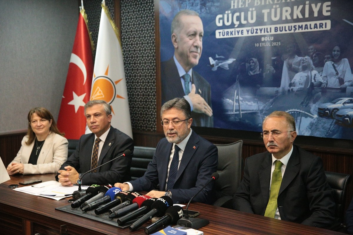 Tarım ve Orman Bakanı İbrahim Yumaklı (sol 3), çeşitli programlara katılmak için geldiği Bolu'da...