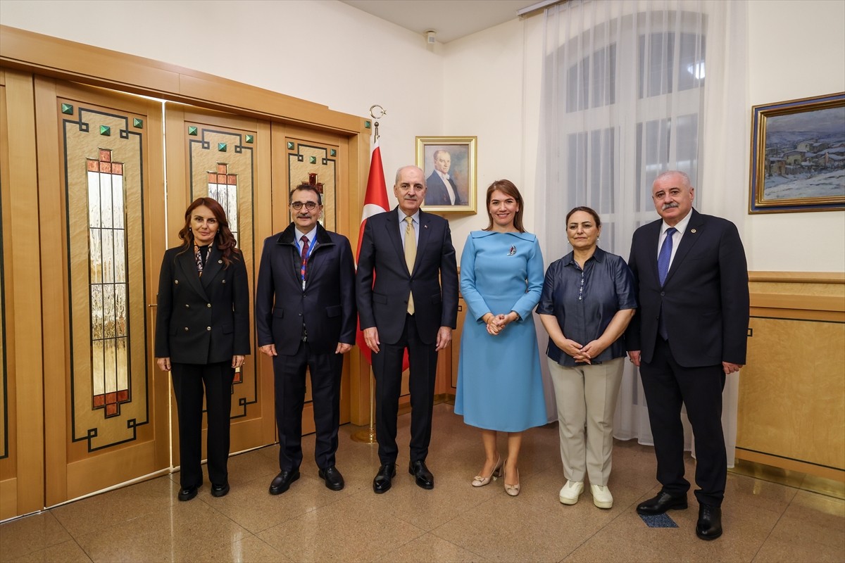 TBMM Başkanı Numan Kurtulmuş (solda), Türkiye'nin Budapeşte Büyükelçiliğini ziyaret etti....