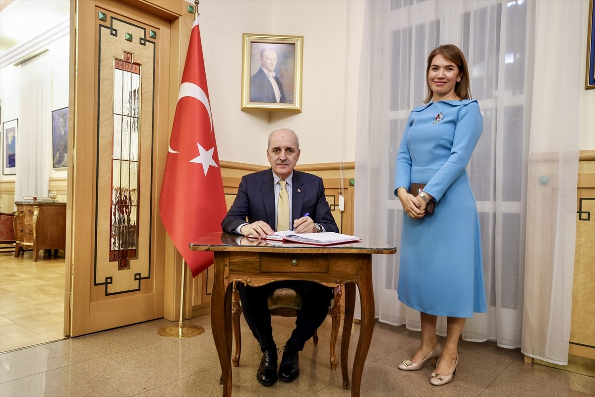 TBMM Başkanı Numan Kurtulmuş (solda), Türkiye'nin Budapeşte Büyükelçiliğini ziyaret etti....