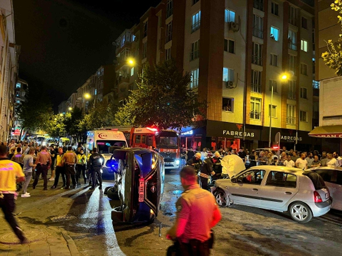 Tekirdağ'ın Çorlu ilçesinde 3 otomobilin karıştığı kazada 3 kişi yaralandı.