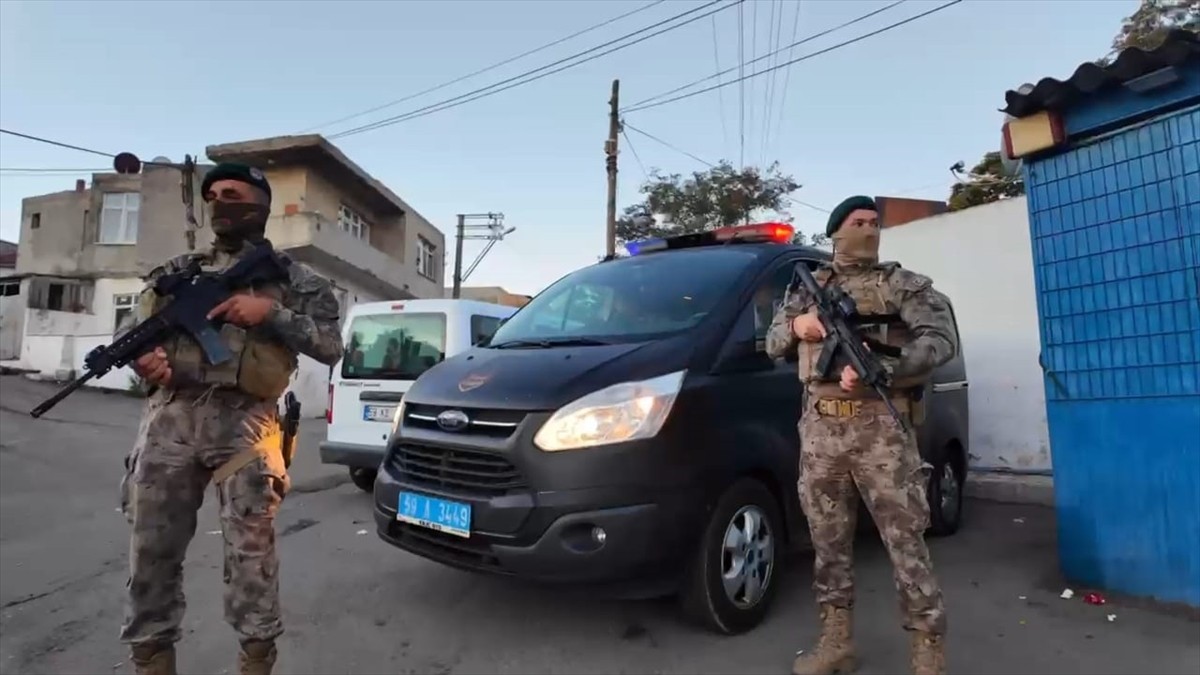 Tekirdağ'ın Çorlu ilçesinde 900 polisin katılımıyla asayiş uygulaması yapıldı.