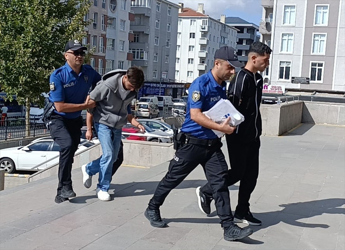 Tekirdağ’ın Çerkezköy ilçesinde bir kişi bıçakladığı iddiası ile 2 şüpheli...
