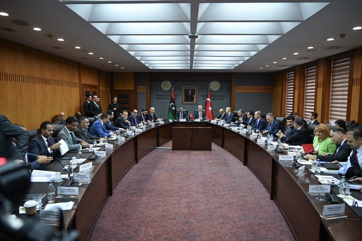 Ticaret Bakanı Ömer Bolat, Libya Ulaştırma Bakanı Muhammed Salim eş-Şehubi ile Bakanlıkta bir...