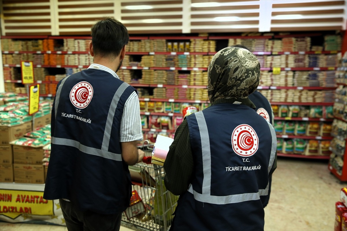 Ticaret Bakanlığı ekipleri, Erzurum'da perakende satılan ürünlere yönelik fahiş fiyat ve etiket...
