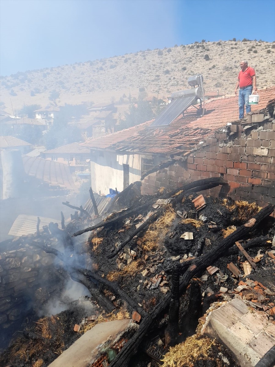 Tokat'ın Zile ilçesinde çıkan yangında ev ve samanlık kullanılamaz hale geldi.