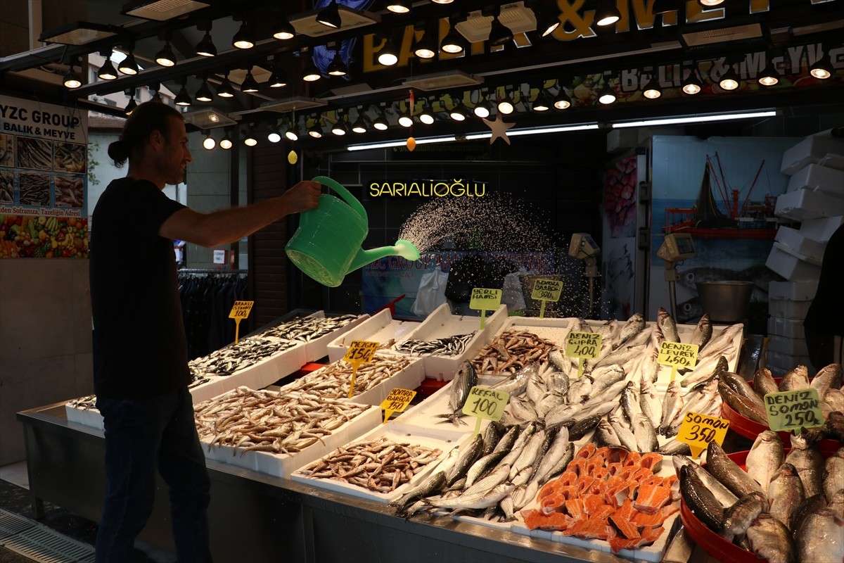 Trabzon'da hafta sonu tezgahları süsleyen mezgitin kilogramı 150, istavritin ise 100 liradan...