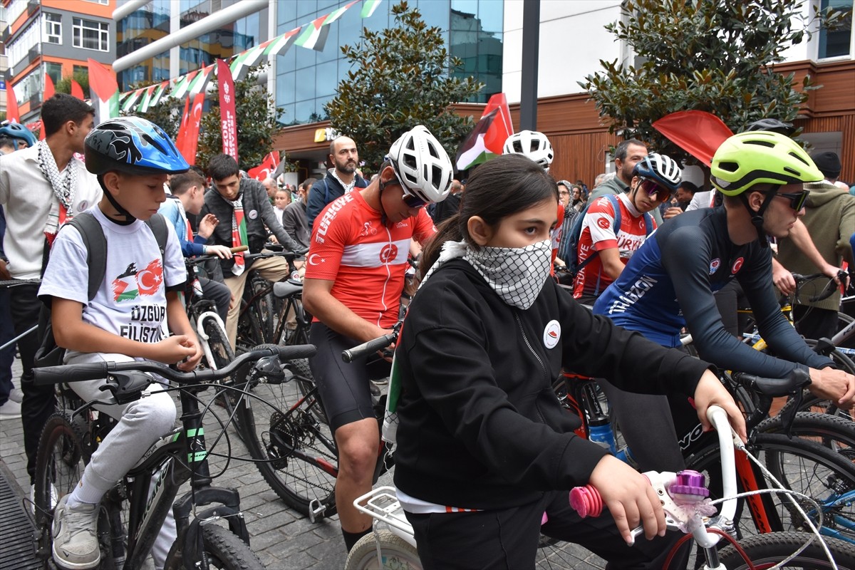 Trabzon'da "Özgür Filistin İçin Hareket Et" sloganıyla bisiklet turu ile yürüyüş organize edildi....