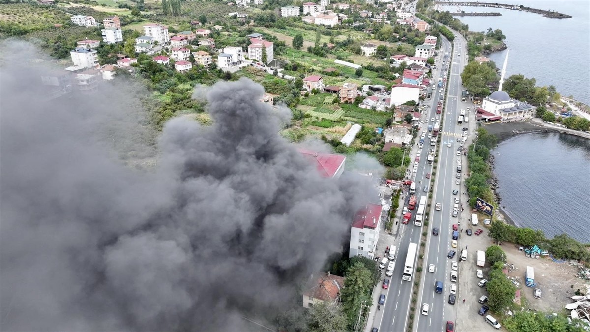 Trabzon'un Akçaabat ilçesinde hırdavat ve yapı malzemeleri satışı yapılan bir alışveriş merkezinde...