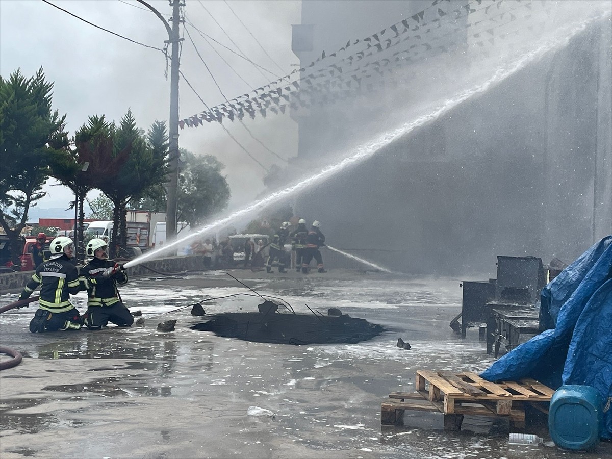 Trabzon'un Akçaabat ilçesinde hırdavat ve yapı malzemeleri satışı yapılan bir alışveriş merkezinde...
