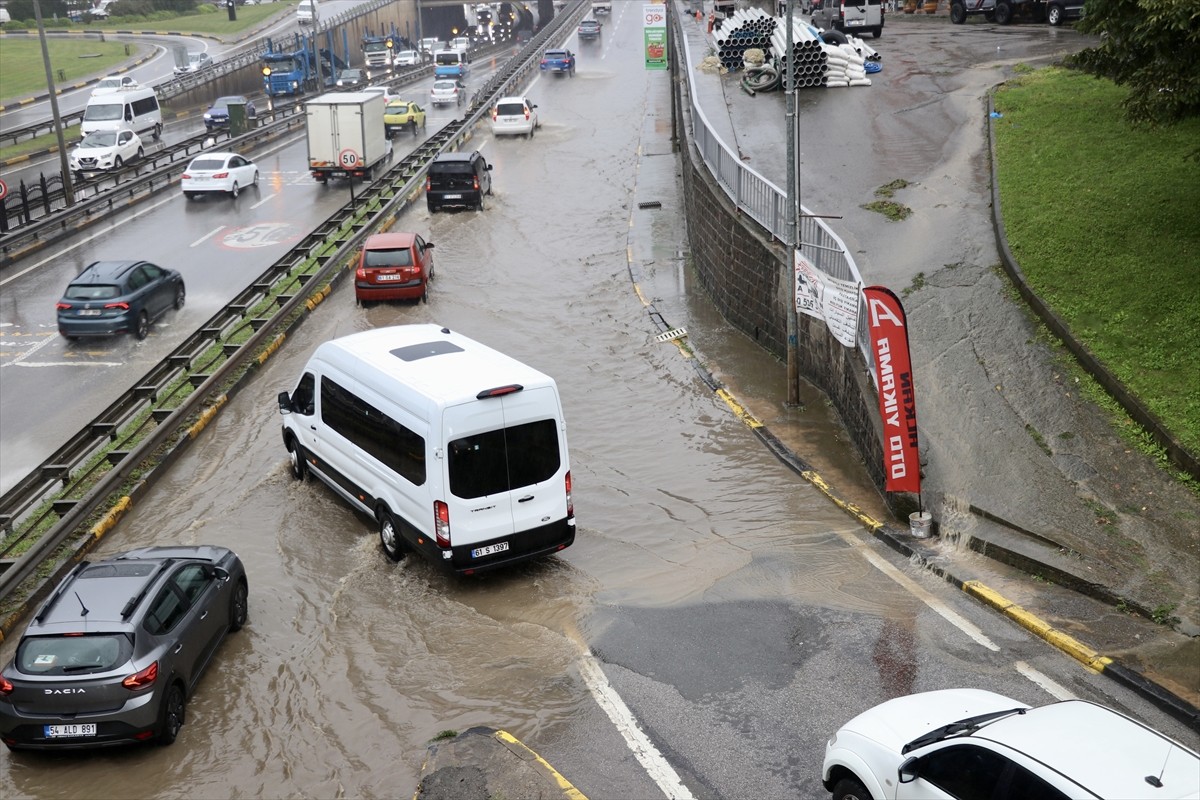 Trabzon'un Ortahisar ilçesinde etkili olan sağanak dolayısıyla yollarda su birikintilerdi oluştu...