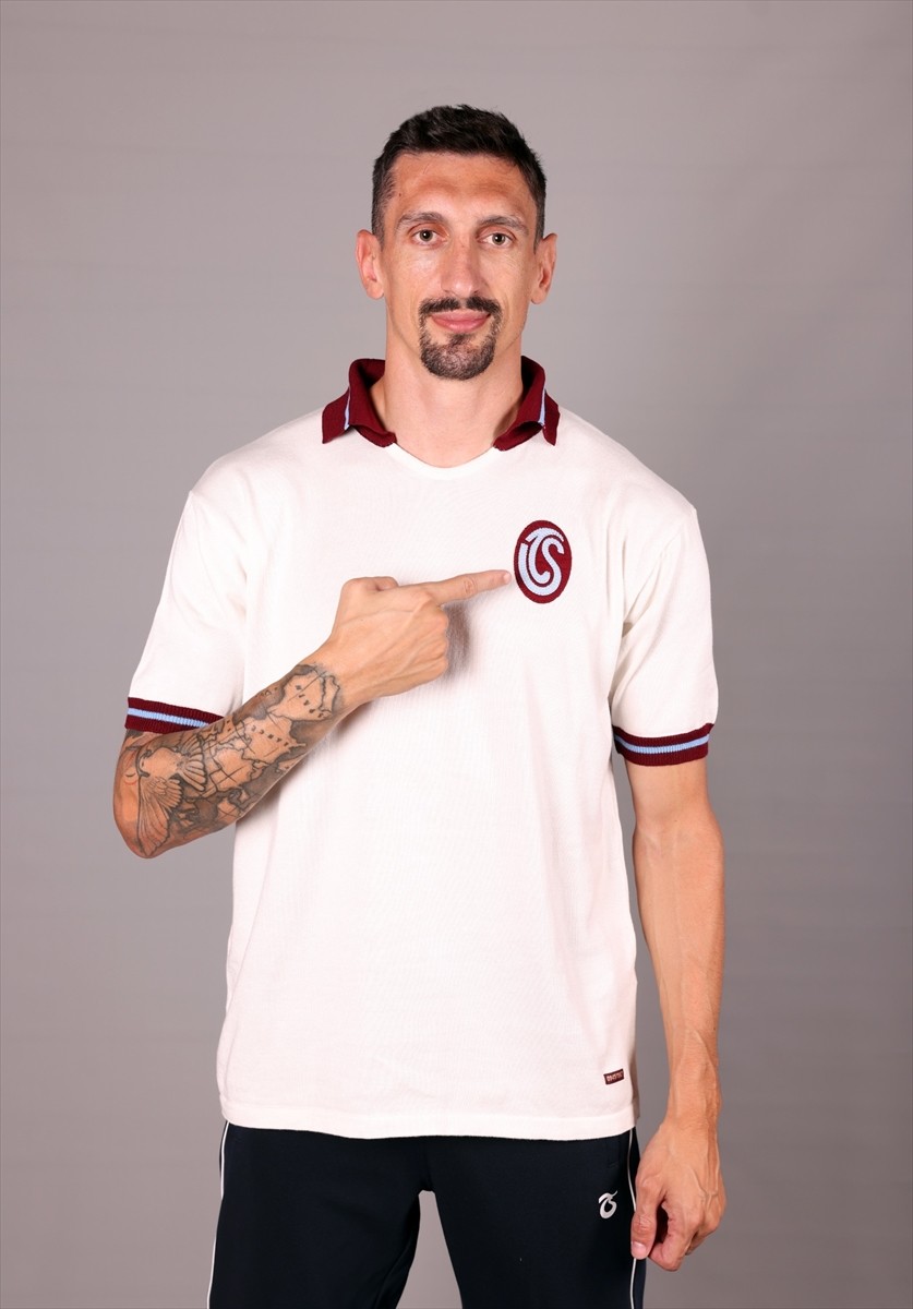 Trabzonspor'un takım kaptanı Stefan Savic, Trabzonspor Dergisi'ne röportaj vererek kariyerini...