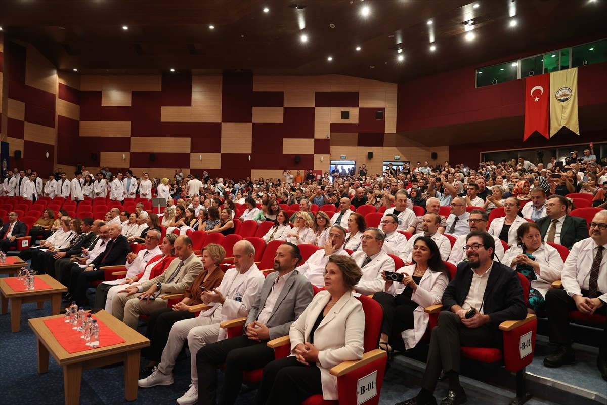 Trakya Üniversitesi Balkan Kongre Merkezi'nde "Beyaz Önlük Giyme Töreni" düzenlendi. Trakya...