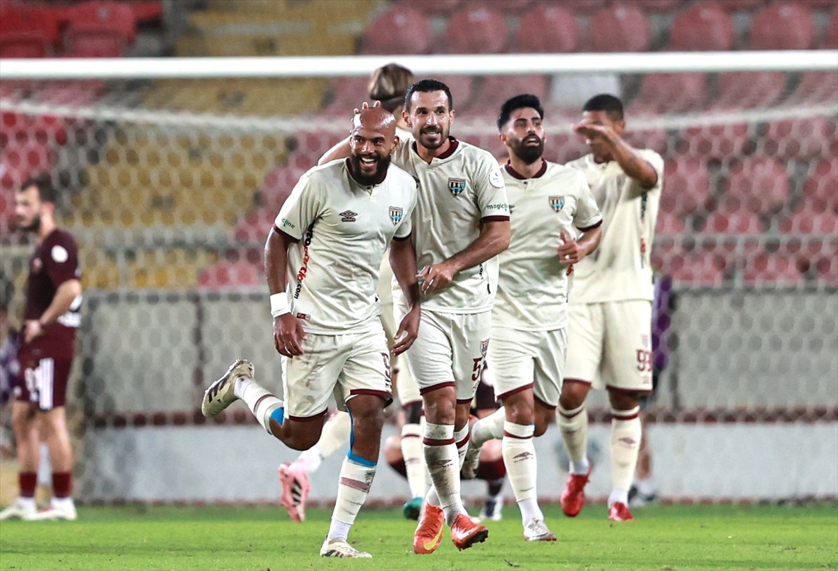 Trendyol 1. Lig'in 8. haftasındaki Atakaş Hatayspor ile Bandırmaspor, Mersin Stadyumu'nda...