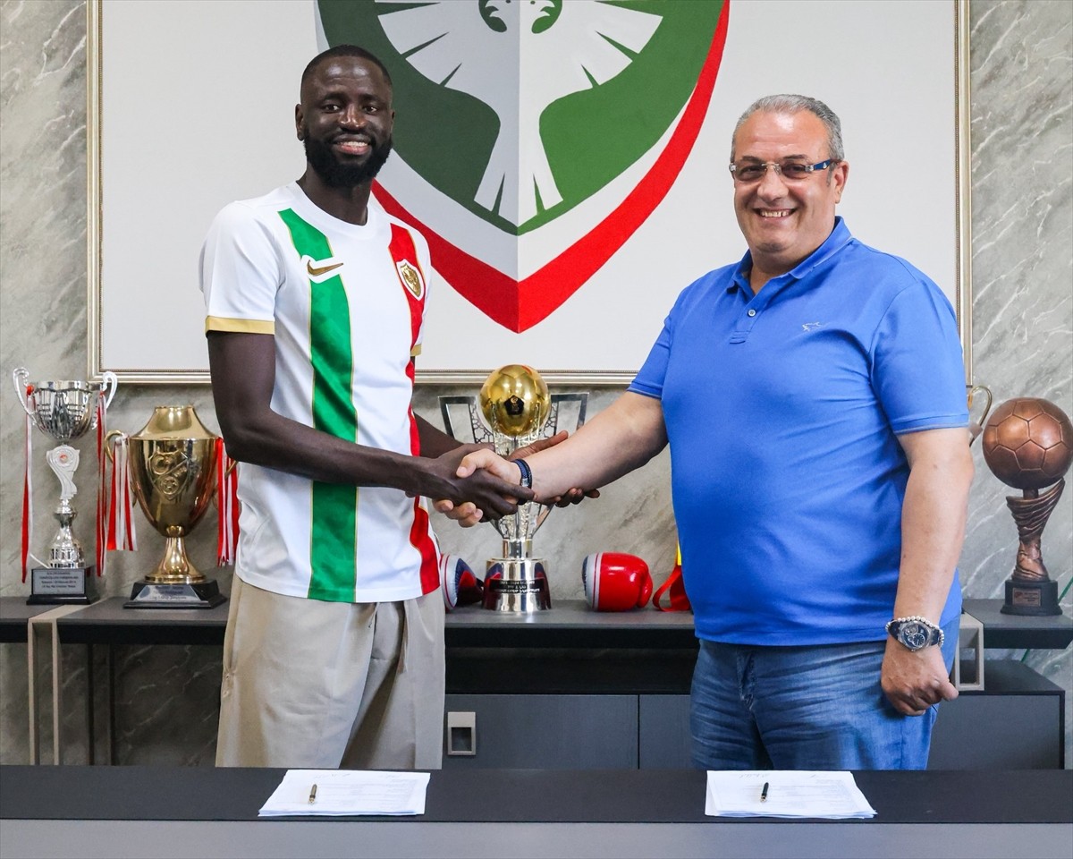 Trendyol 1. Lig ekiplerinden Amed Sportif Faaliyetler, Senegalli oyuncu Cheikhou Kouyate...