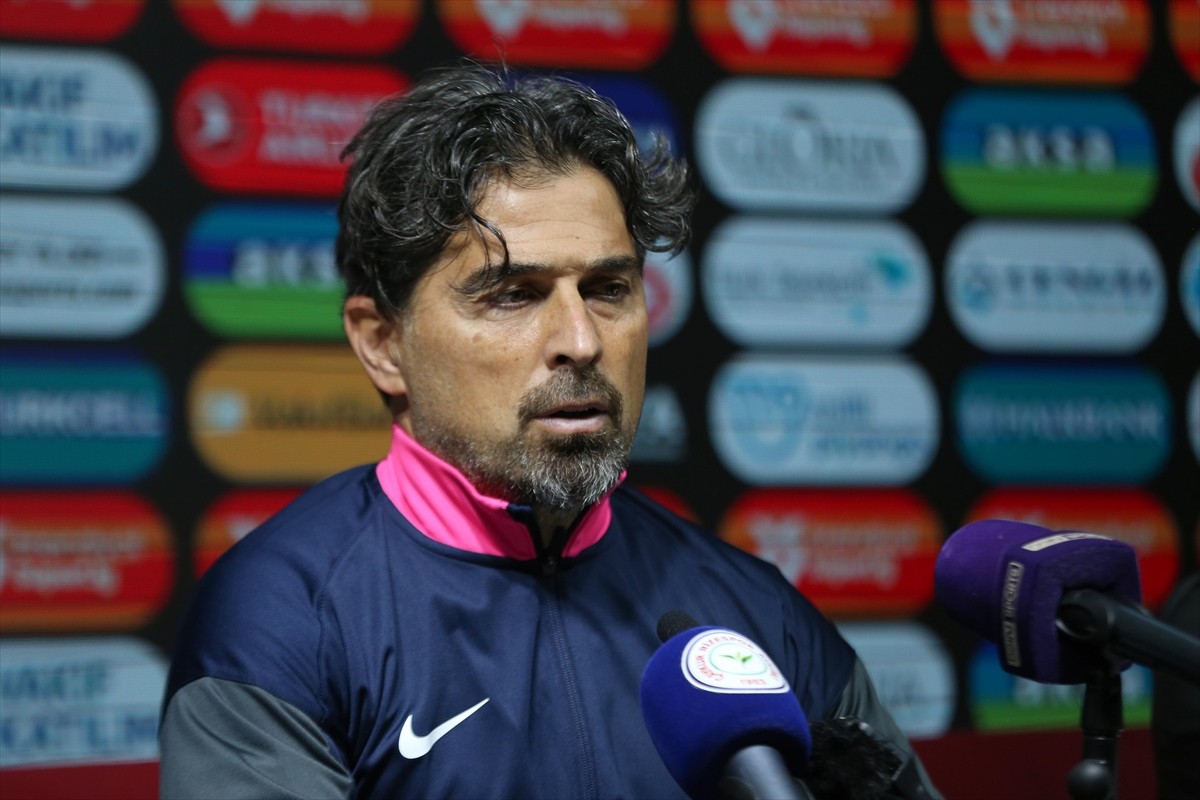 Trendyol Süper Lig'in 7. haftasında Kasımpaşa'ya 2-1 yenilen Çaykur Rizespor Teknik Direktörü...