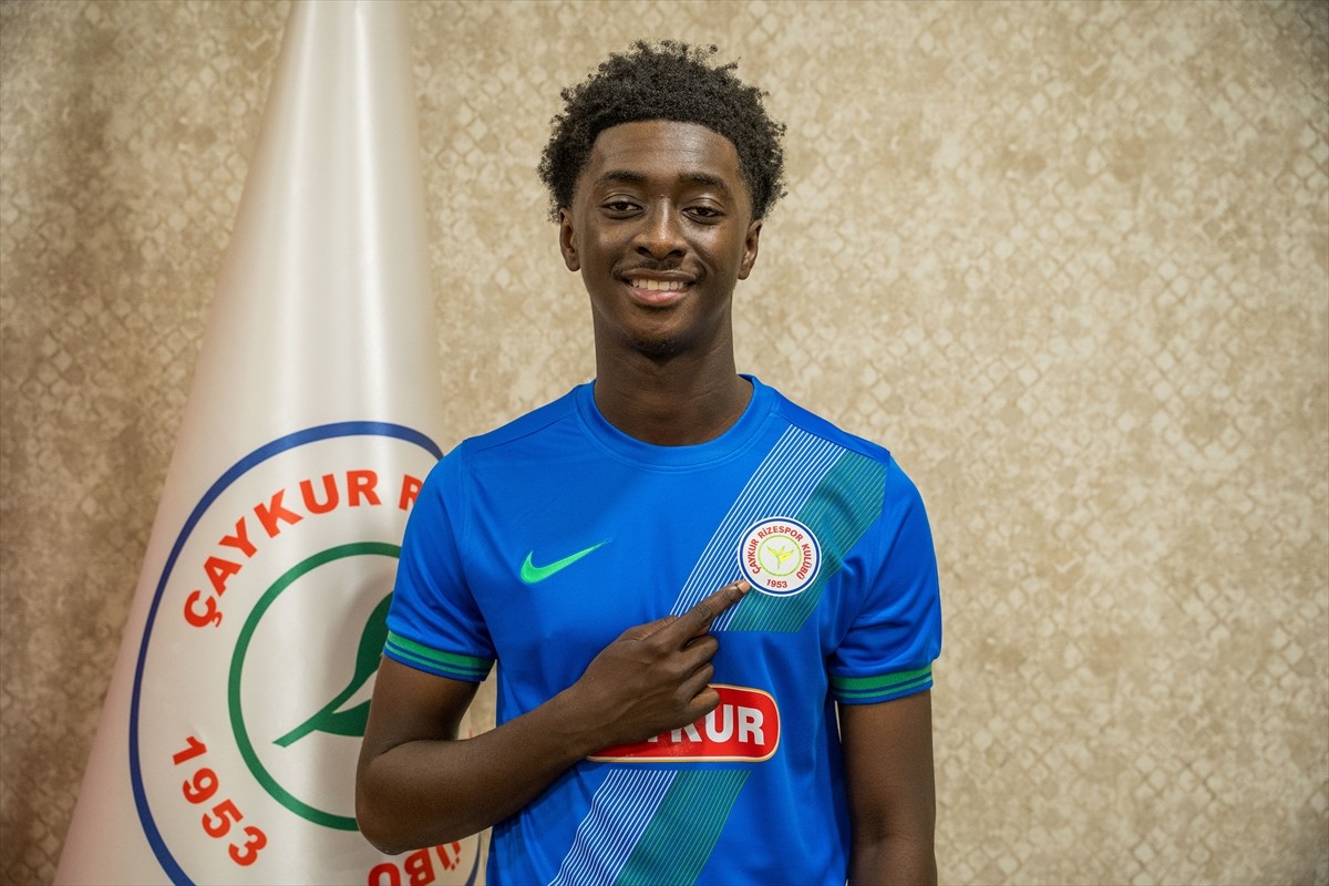 Trendyol Süper Lig ekiplerinden Çaykur Rizespor, Gana asıllı İngiliz futbolcu Jesurun Rak-Sakyi'yi...