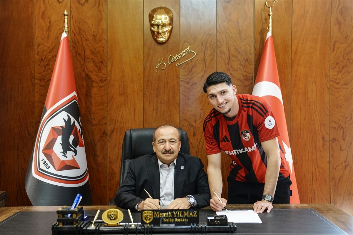 Trendyol Süper Lig ekiplerinden Gaziantep FK, hücum oyuncusu Yusuf Kabadayı'yı satın alma opsiyonu...