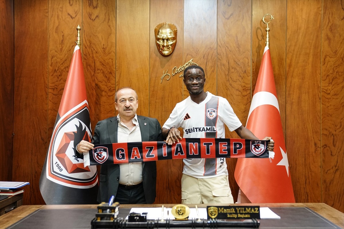 Trendyol Süper Lig ekiplerinden Gaziantep FK, orta saha oyuncusu Drissa Camara (sağda) ile anlaşma...
