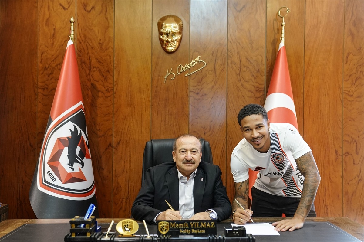 Trendyol Süper Lig ekiplerinden Gaziantep FK, sol kanat oyuncusu Rob Nizet (sağda) ile 1+1 yıllık...