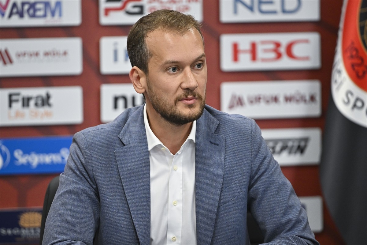 Trendyol Süper Lig ekiplerinden Gençlerbirliği'nin basın sözcüsü Aykut Çakmaklı (sağda), hakem...