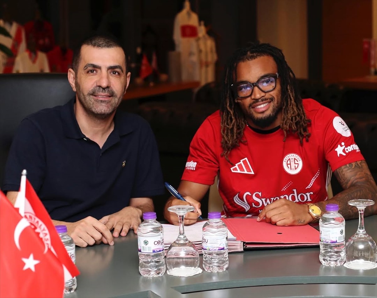 Trendyol Süper Lig ekiplerinden Hesap.com Antalyaspor, İsviçreli oyuncu Samuel Ballet'i renklerine...