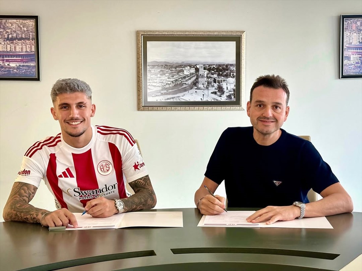 Trendyol Süper Lig ekiplerinden Hesap.com Antalyaspor, sol bek Samet Karakoç'u 3+1 yıllığına...