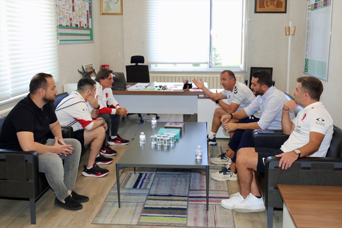 Trendyol Süper Lig ekiplerinden TÜMOSAN Konyaspor'un teknik direktörü Recep Uçar (sağda), 2026...