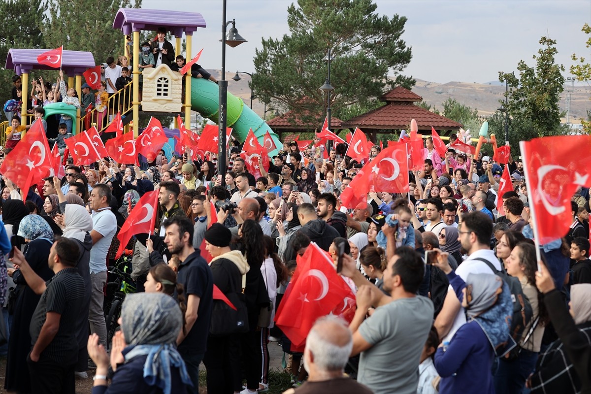 Türk Hava Kuvvetleri akrobasi timi SOLOTÜRK, 4 Eylül Sivas Kongresi'nin 106. yıl dönümü...