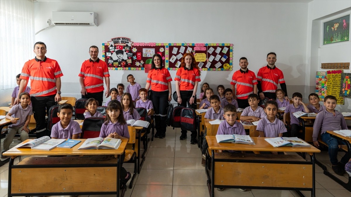 Türk Hava Yolları (THY) Teknik AŞ, kullanım ömrünü tamamlayan uçak koltuğu kumaşlarını okul...