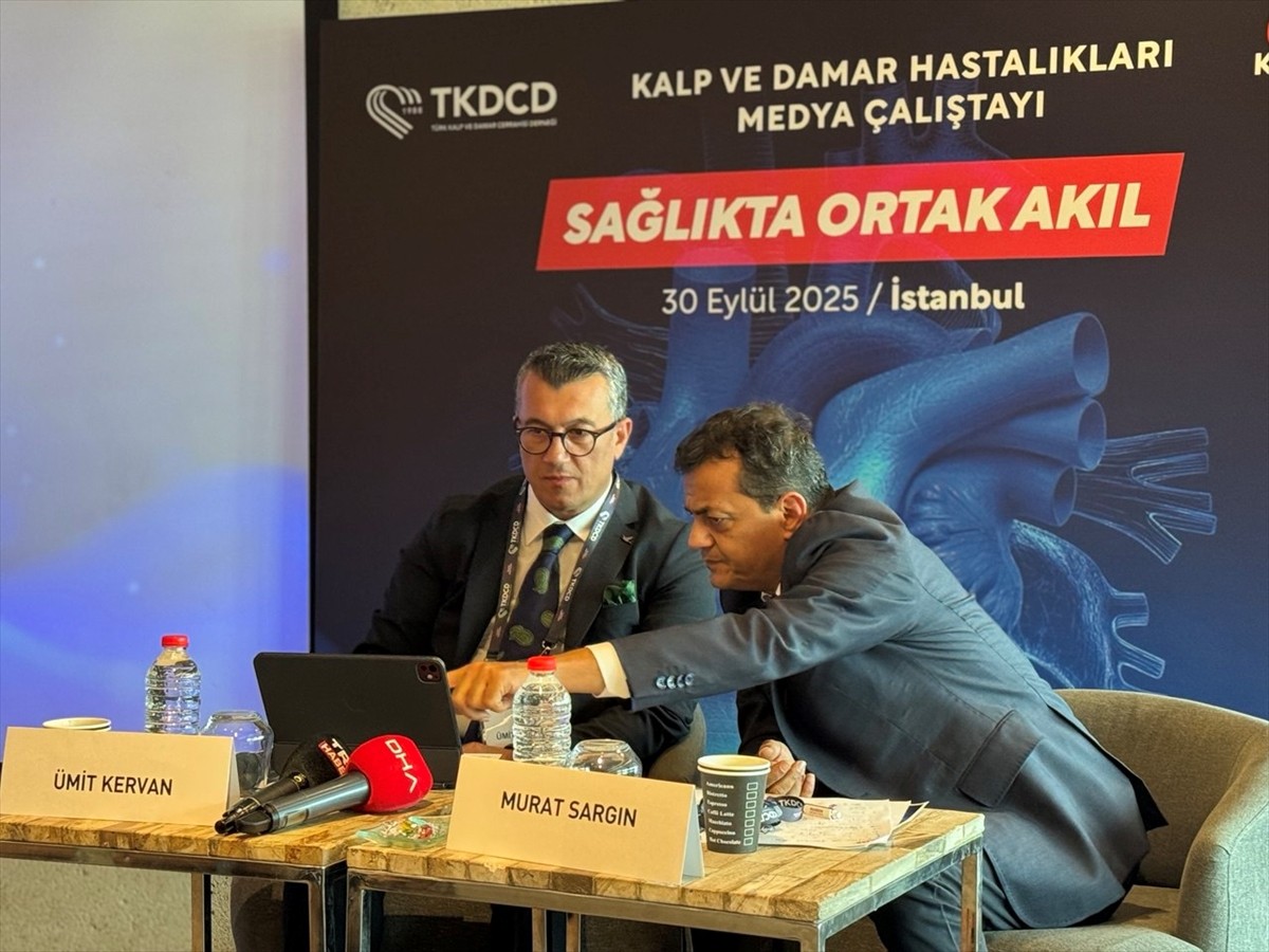 Türk Kalp ve Damar Cerrahisi Derneği ev sahipliğinde, kalp damar cerrahları ile basın...