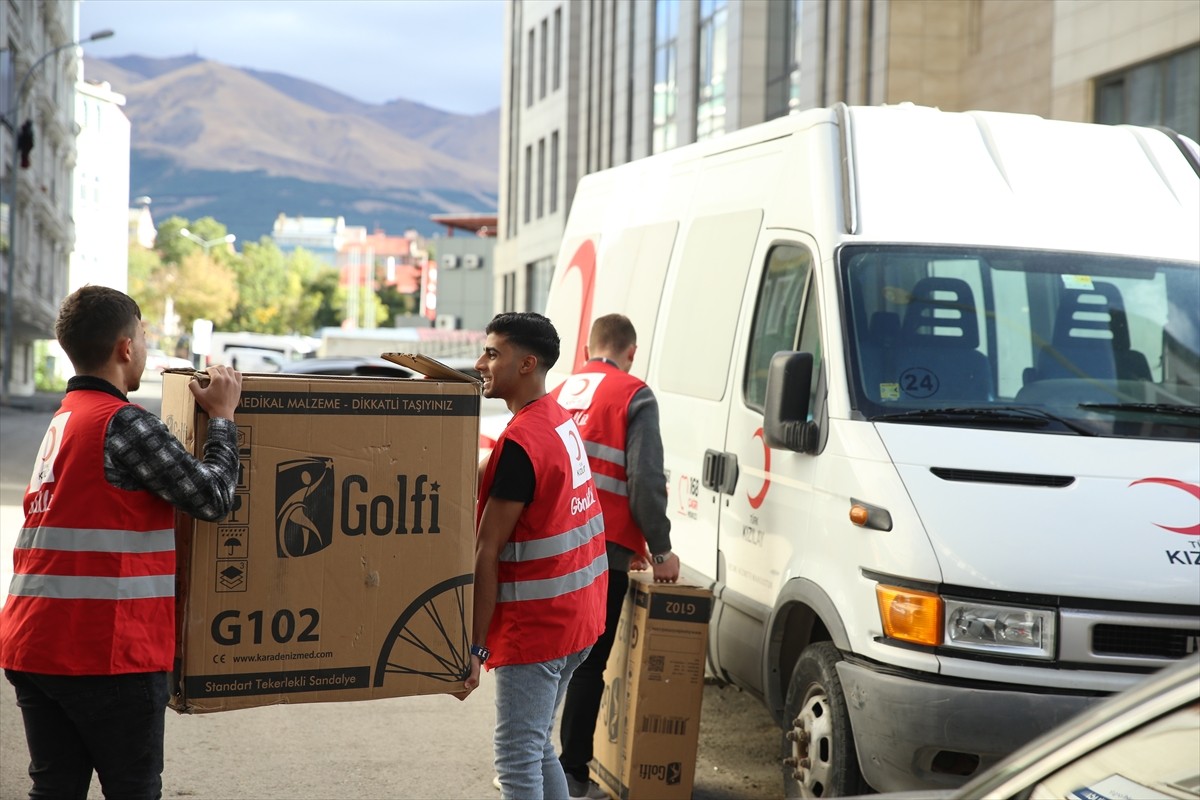 Türk Kızılay Palandöken Şubesi Engelsiz Birimi, engellilerin her türlü yardımına koşuyor.