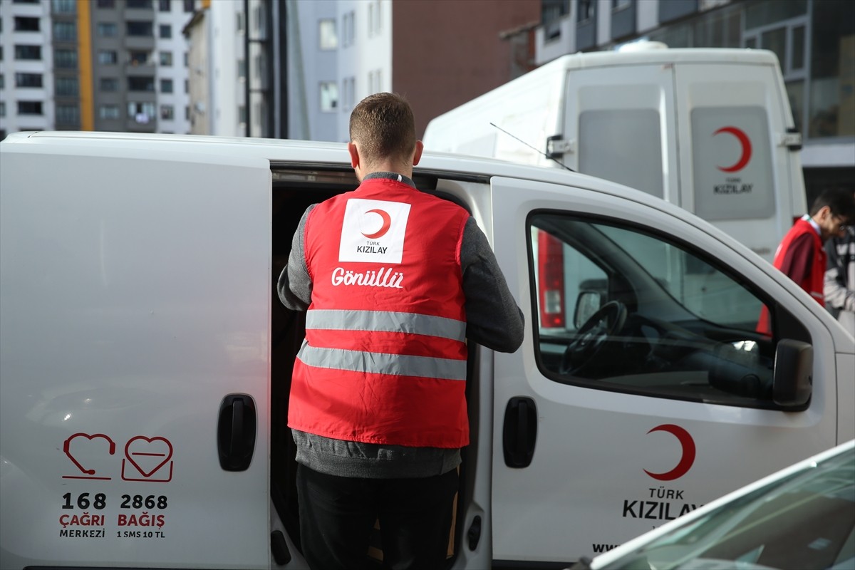 Türk Kızılay Palandöken Şubesi Engelsiz Birimi, engellilerin her türlü yardımına koşuyor.