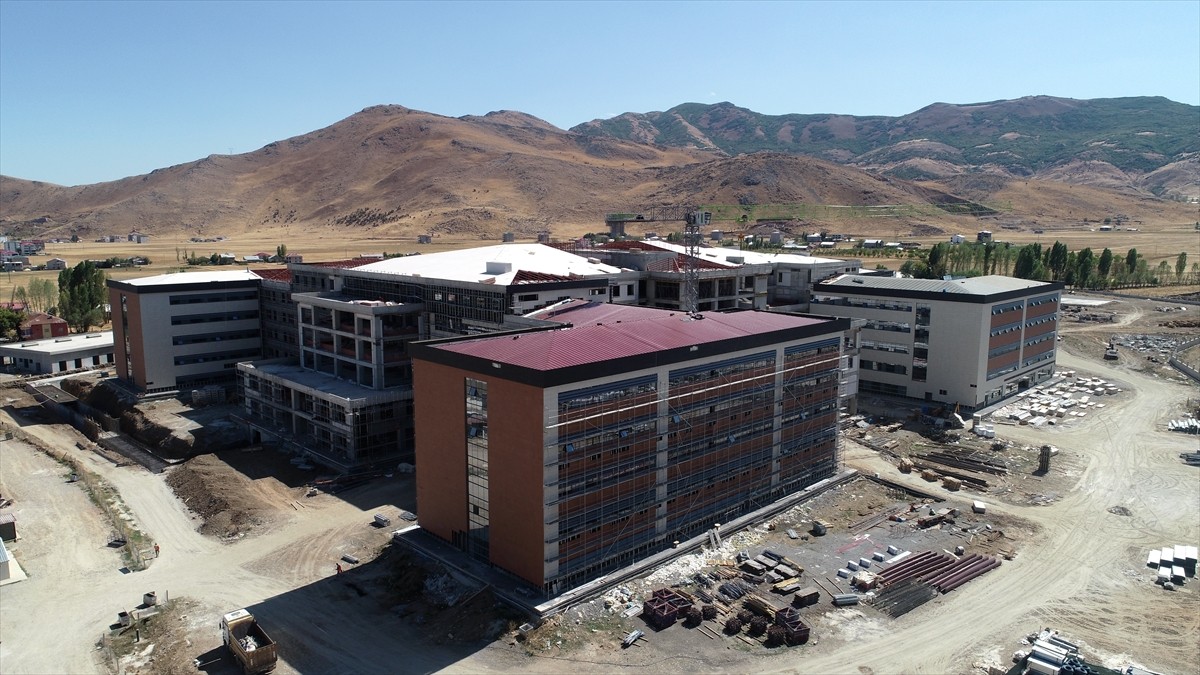 Türkiye'nin deprem açısından riskli illeri arasında yer alan Muş'ta 115 dönüm alanda yapımı devam...