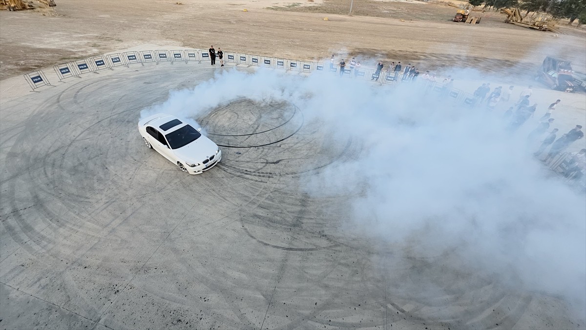 Türkiye'nin dört bir yanından gelen modifiye araç tutkunları, Amasya'nın Gümüşhacıköy ilçesinde...