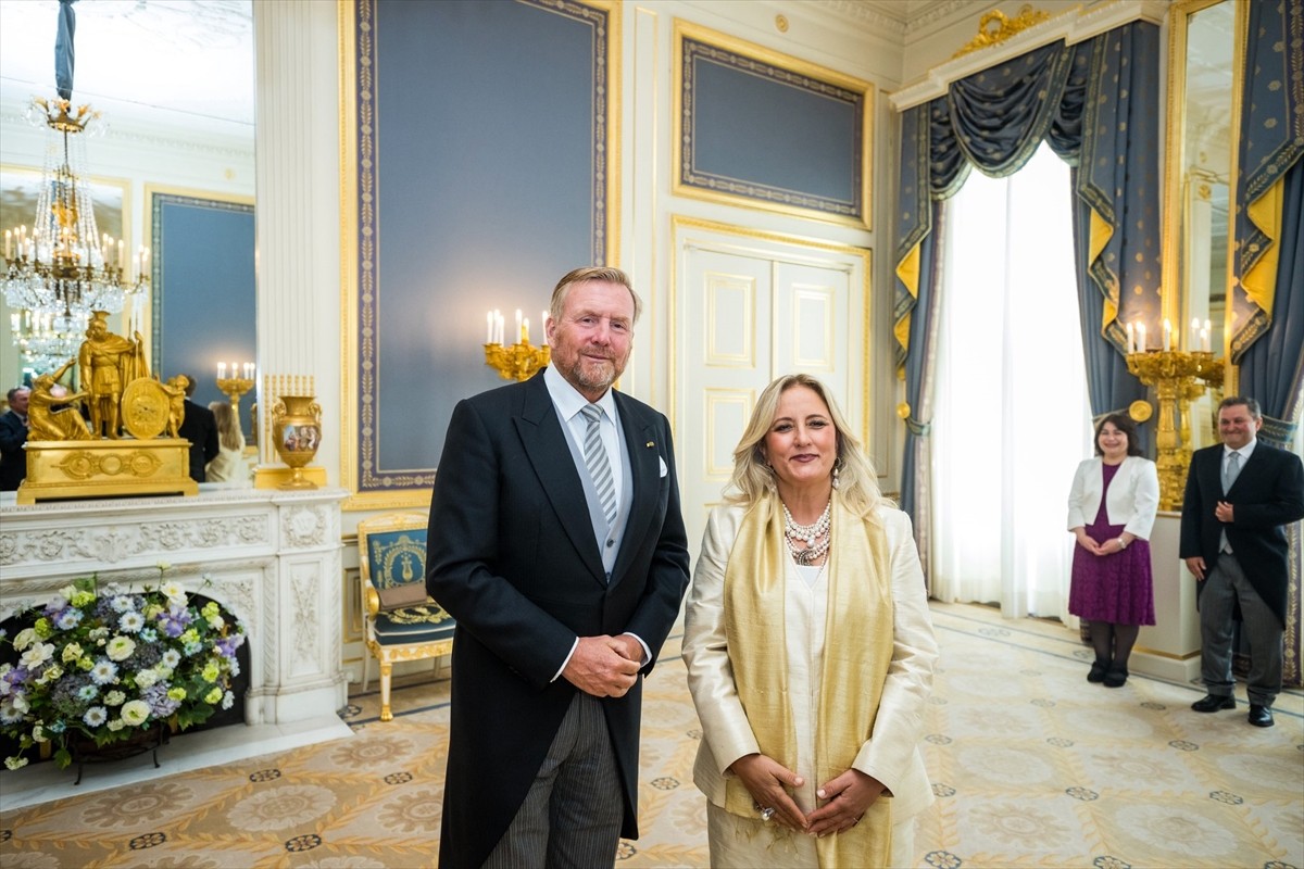 Türkiye'nin Lahey Büyükelçisi Fatma Ceren Yazgan (sağda), resmen göreve başladı. Yazgan...