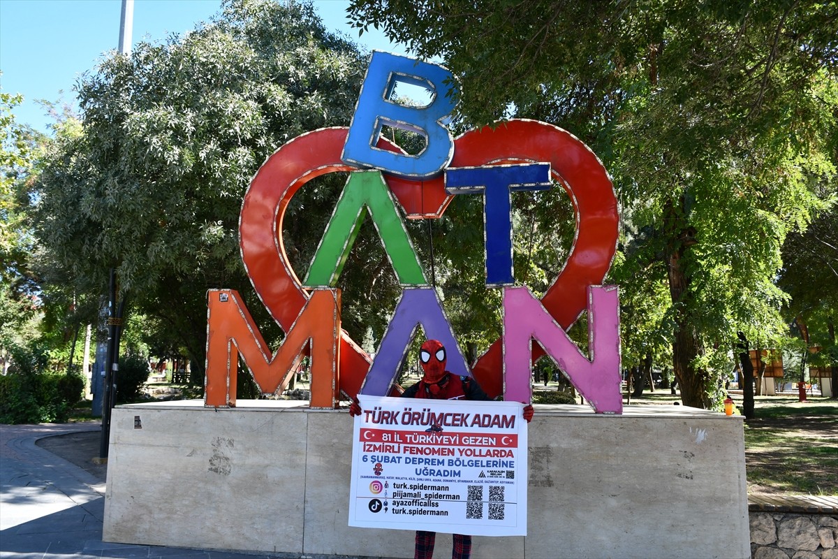Türkiye'yi "Örümcek Adam" kostümüyle gezme hayaliyle memleketi İzmir'den yola çıkan Ayaz Salih...