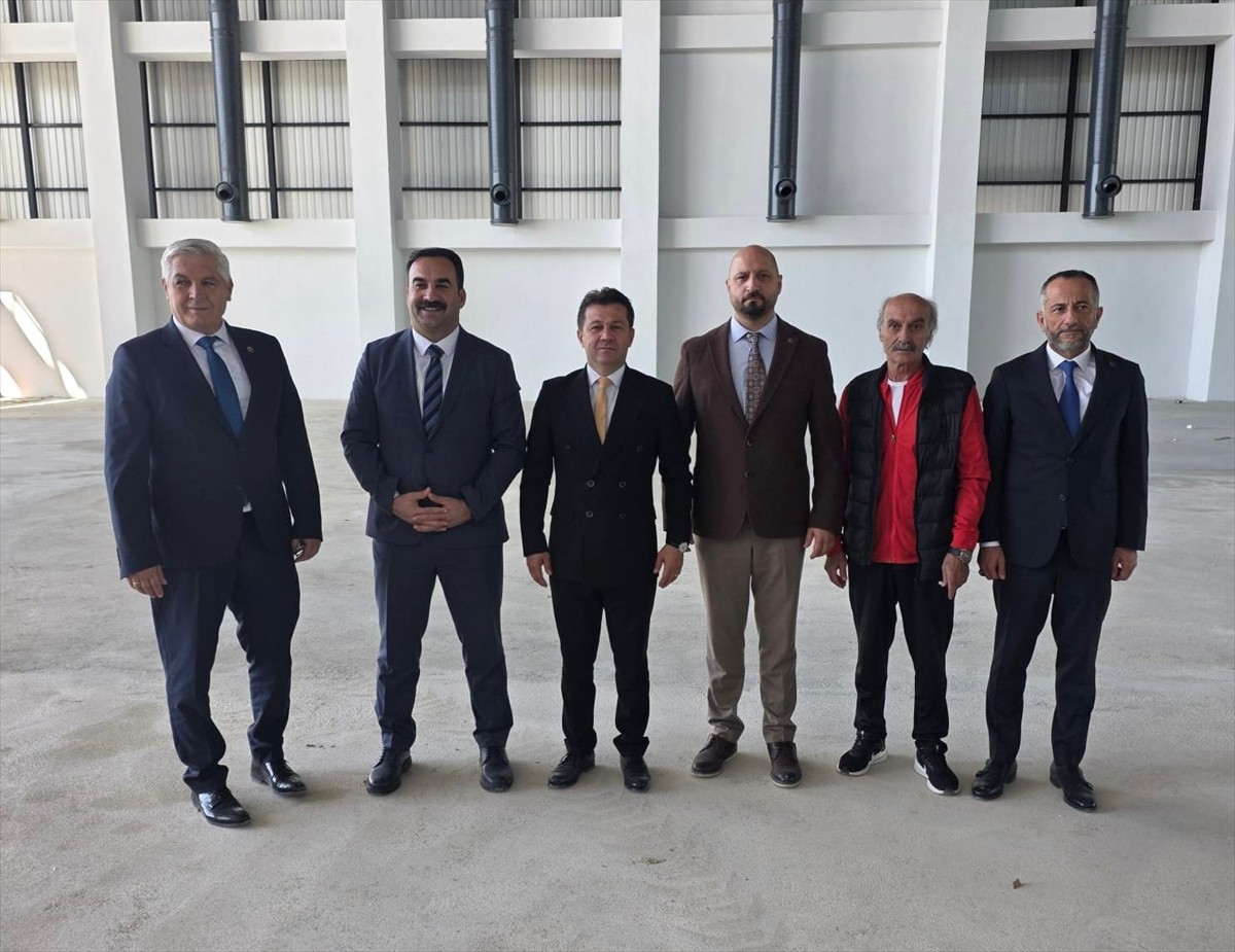 Türkiye Cimnastik Federasyonu (TCF) Başkanı Suat Çelen (sol 3), Gençlik ve Spor Bakanlığının...