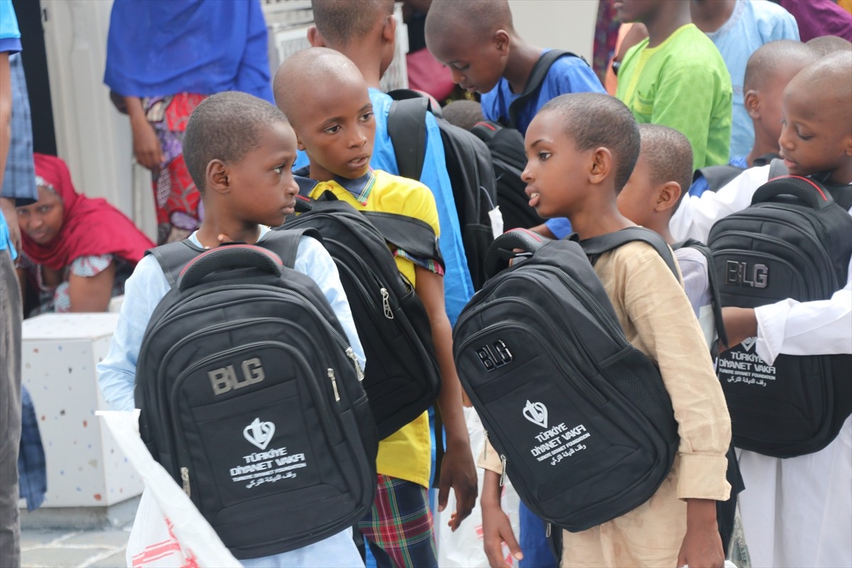 Türkiye Diyanet Vakfı (TDV), Kamerun'un başkenti Yaounde'de düzenlenen programda yetim çocuklara...