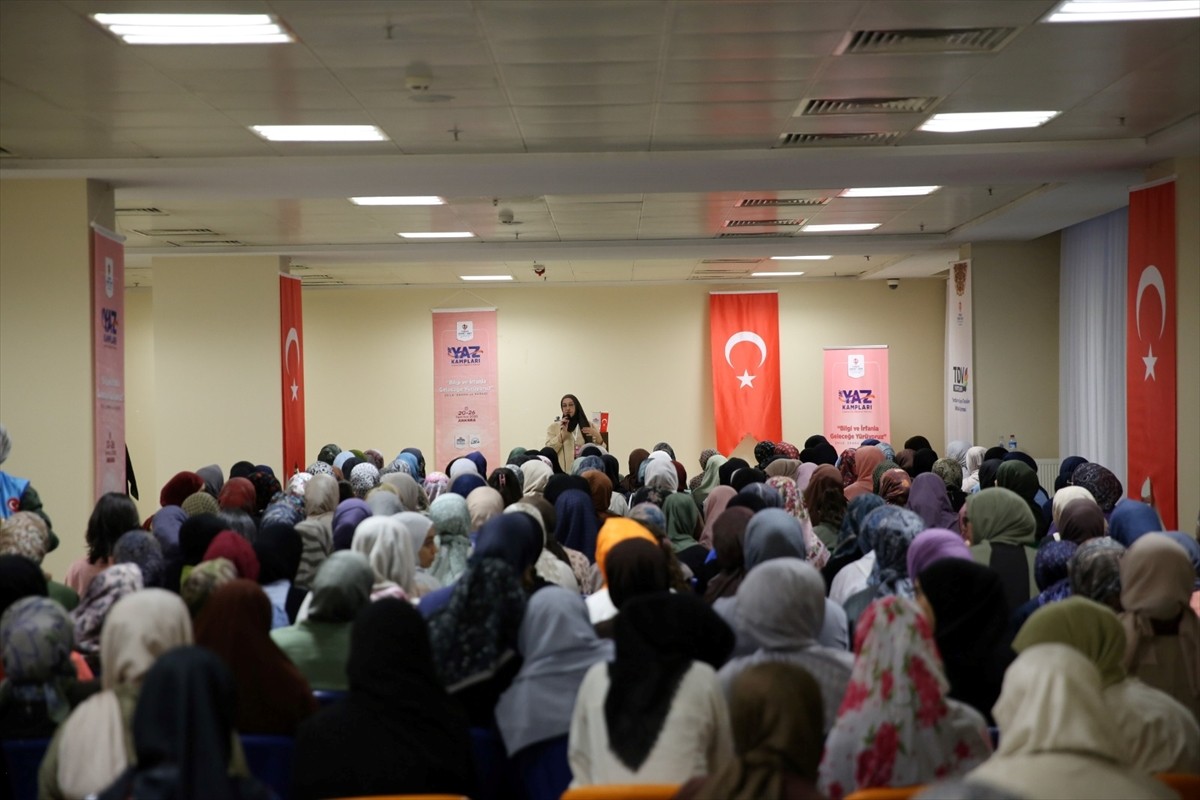 Türkiye Diyanet Vakfı (TDV) tarafından, burs desteği sağladığı öğrencilere yönelik düzenlediği Yaz...