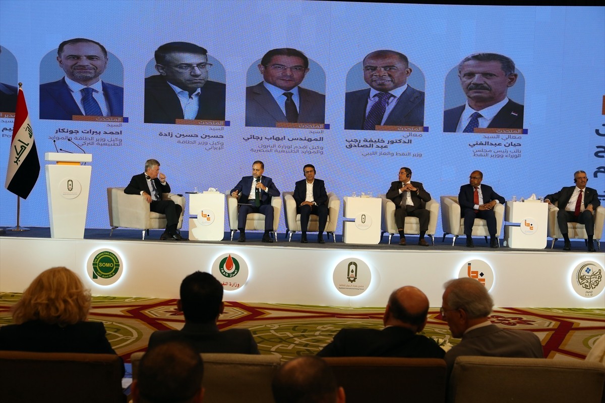 Türkiye Enerji Bakan Yardımcısı Ahmet Berat Çonkar (sol 2), Bağdat'ta düzenlenen "Uluslararası...