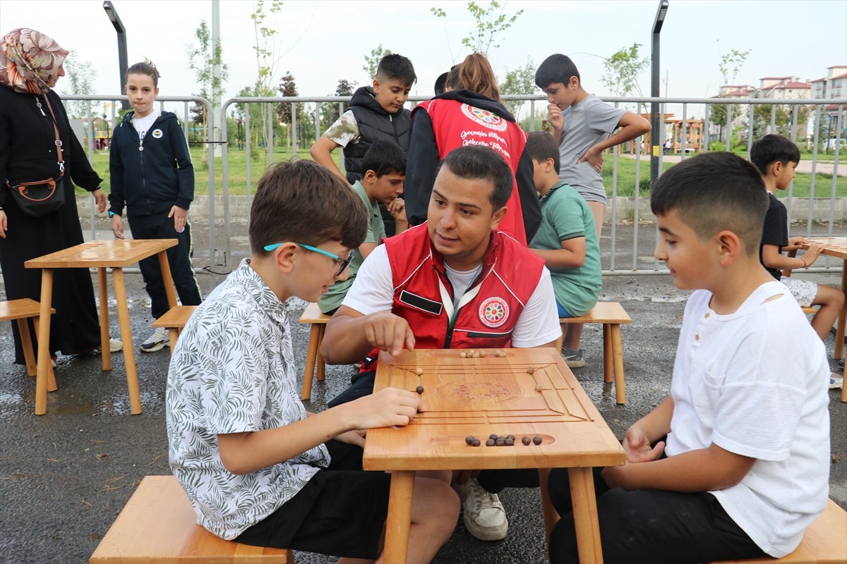 Türkiye Geleneksel Spor Dalları Federasyonunun Geleneksel Oyunlar Tırı, Ağrı'da çocuklarla bir...
