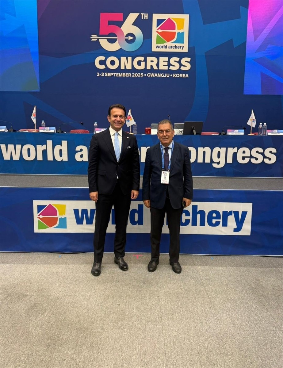 Türkiye Okçuluk Federasyonu Başkanı Abdullah Topaloğlu (sağda), Dünya Okçuluk Federasyonu Yönetim...