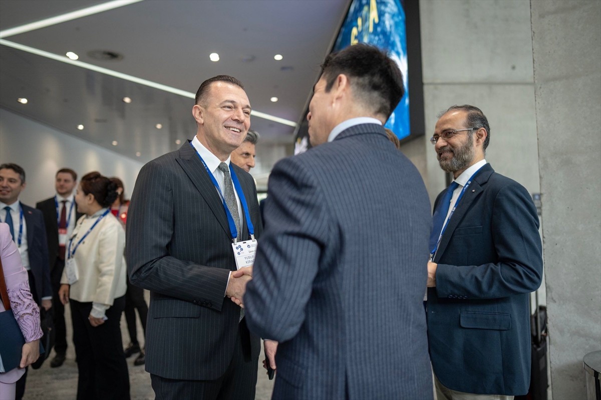 Türkiye Uzay Ajansı (TUA) Başkanı Yusuf Kıraç (solda), Avustralya'nın Sydney kentinde...