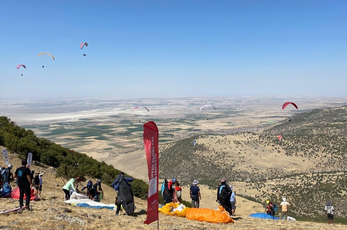 Türkiye Yamaç Paraşütü Mesafe Yarışması Konya'da başladı. Türkiye Hava Sporları Federasyonunun...