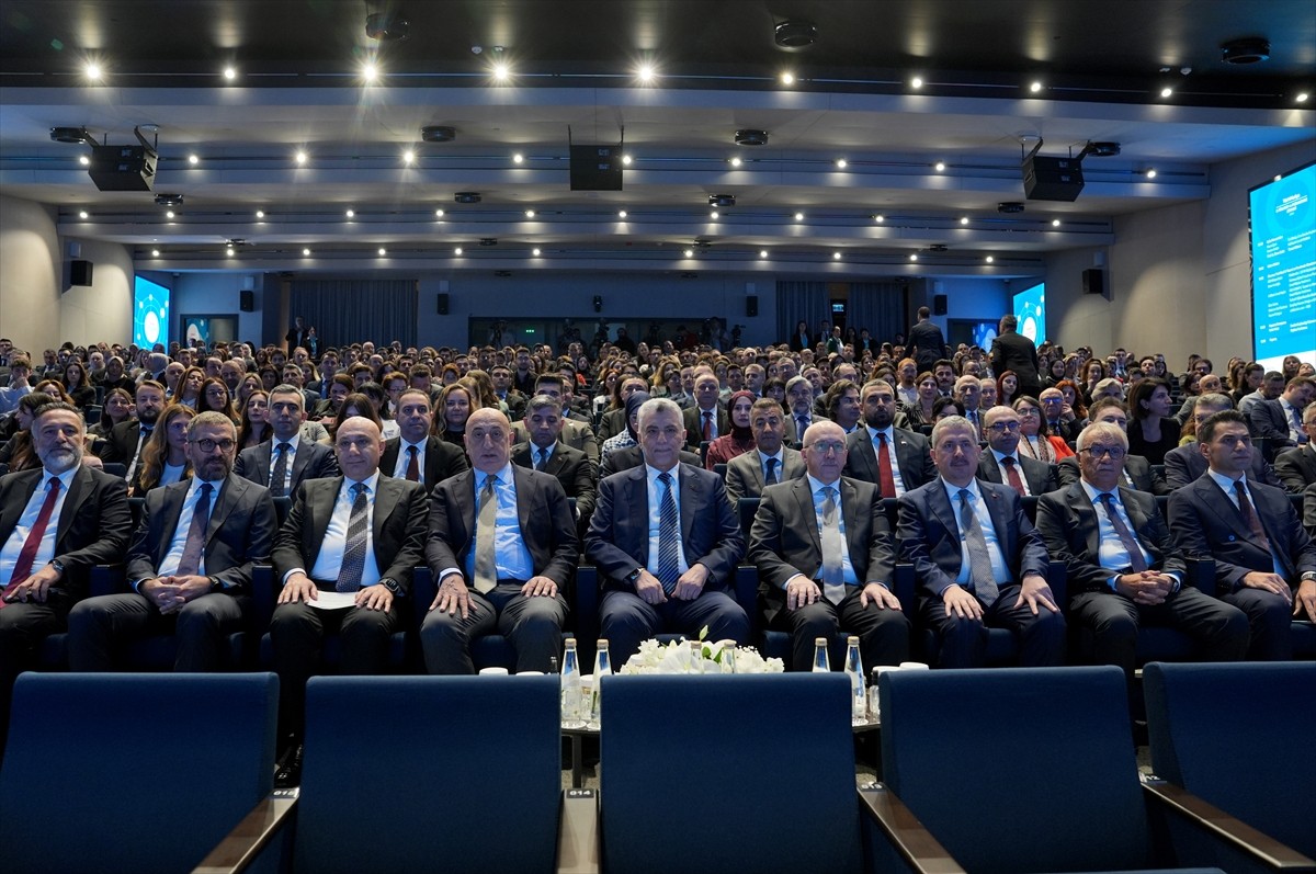 TürkMedya'nın düzenlediği e-Ticaret ve Perakende Zirvesi, Ticaret Bakanı Ömer Bolat (sol 5)...