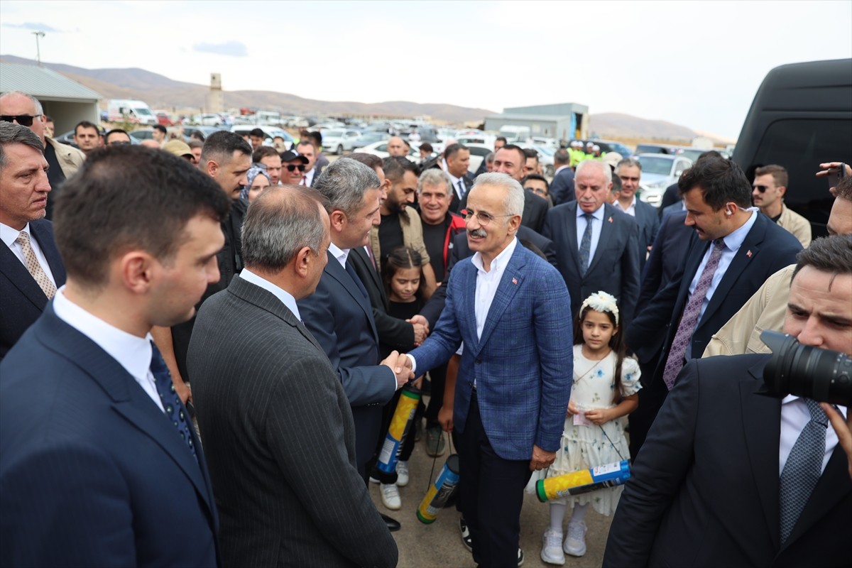 Ulaştırma ve Altyapı Bakanı Abdulkadir Uraloğlu, Gümüşhane'nin Köse ilçesine bağlı Salyazı...