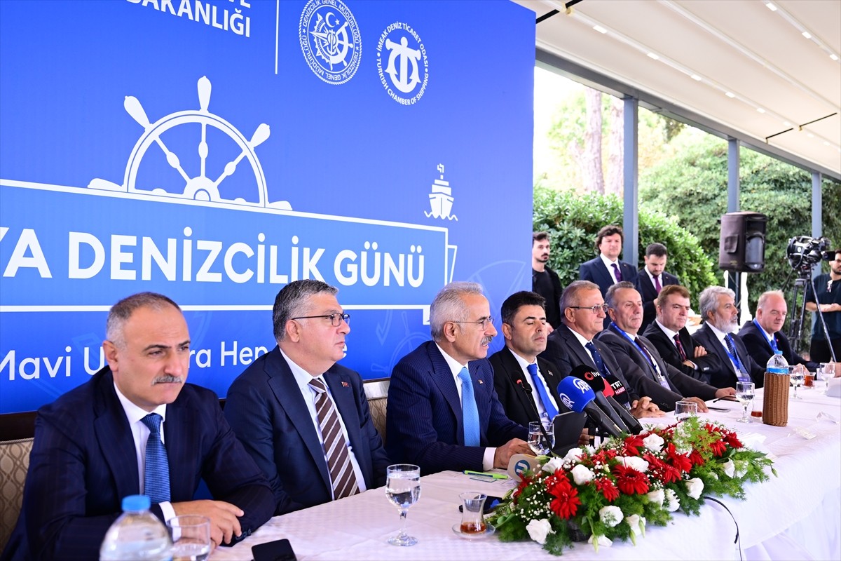 Ulaştırma ve Altyapı Bakanı Abdulkadir Uraloğlu (solda), Büyükada Anadolu Kulübünde...